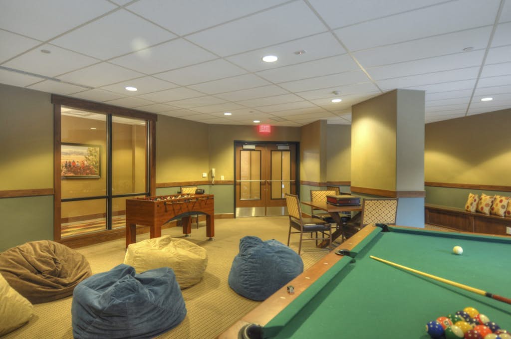Gorgeous plush condo w/views, gondola access, shared hot tubs and outdoor pool
