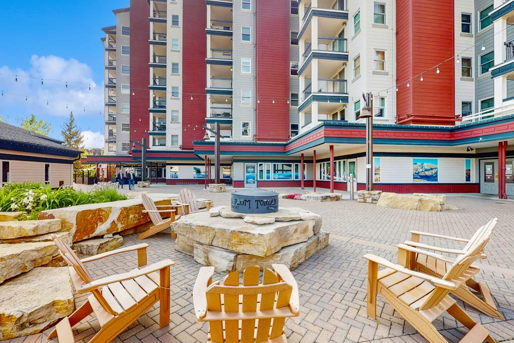 Superb & upscale slopeside condo w/panoramic view & shared hot tubs/pool