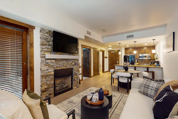 Upscale condo next to Wildhorse gondola w/ shared pool, hot tubs & more