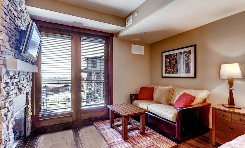 Stunning studio next to Wildhorse gondola w/shared hot tubs, pool, gym, & more