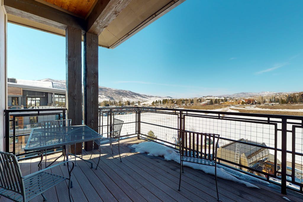 Spacious & impressive condo w/view, gondola access & shared hot tubs, pool, gym