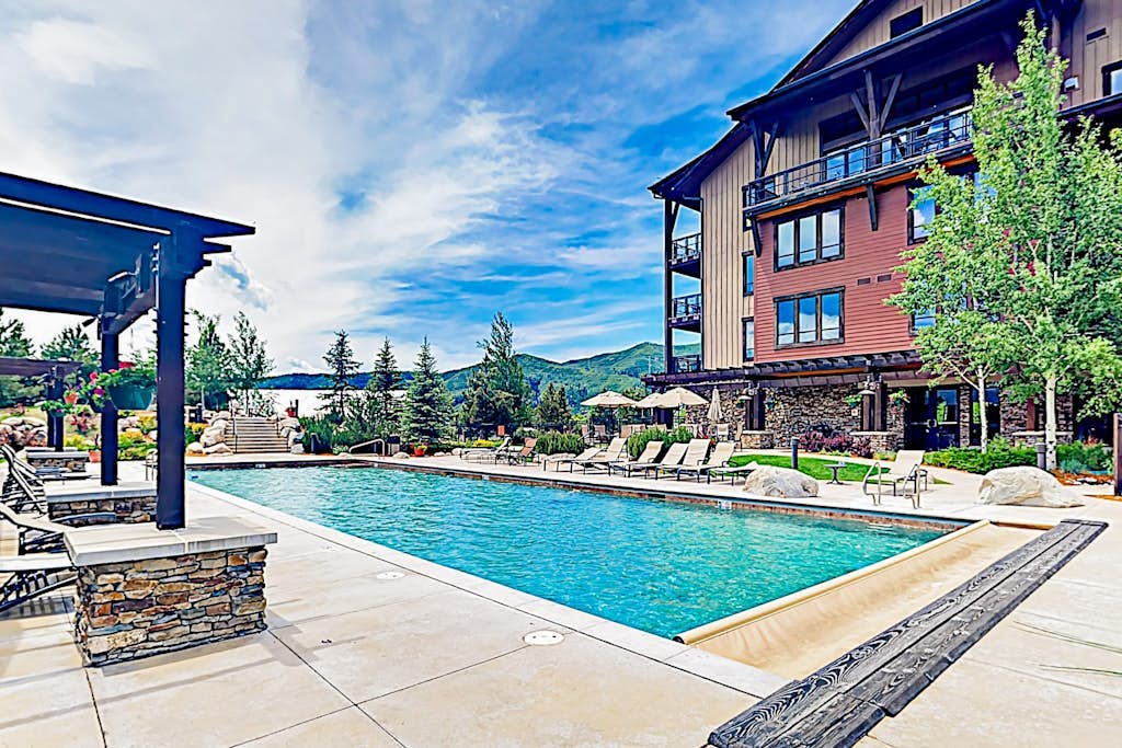 Impressive luxury condo w/views, gondola access & shared pool, hot tubs & more