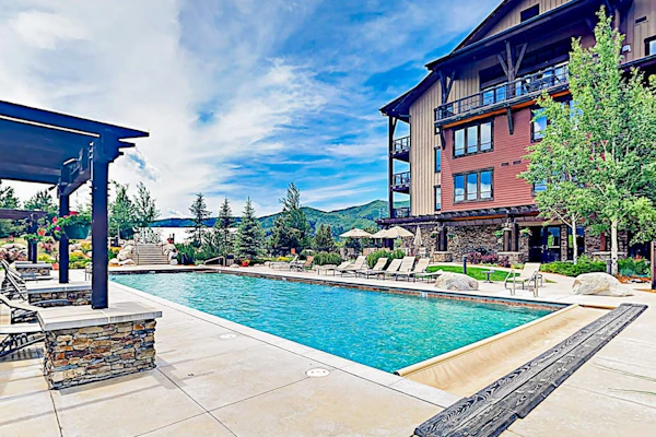 Impressive luxury condo w/views, gondola access & shared pool, hot tubs & more
