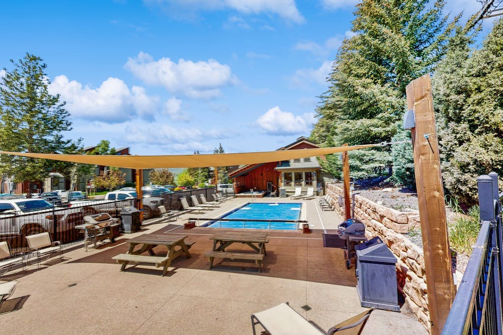 Family-friendly mountain view condo w/fireplace, shared gas grills