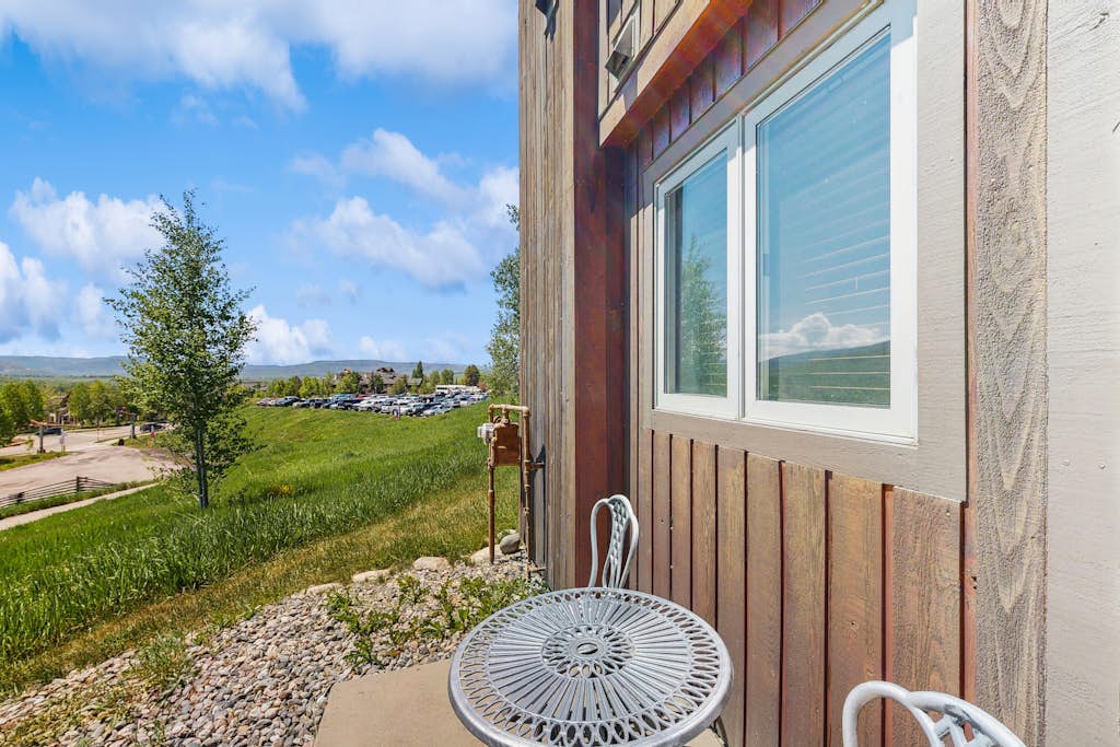 Family-friendly mountain view condo w/fireplace, shared gas grills
