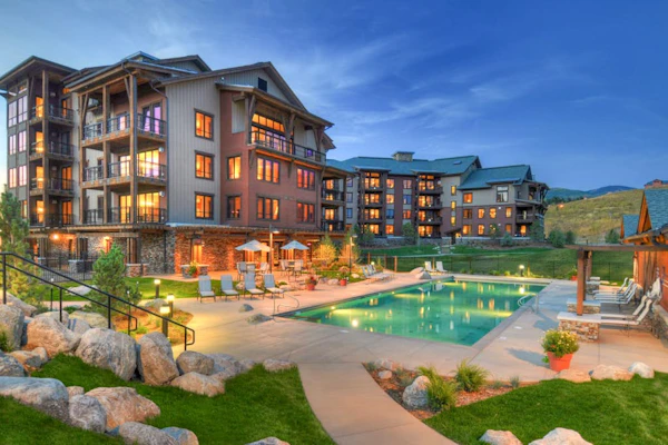Gorgeous upscale condo next to Wildhorse gondola w/shared hot tubs, pool, & gym