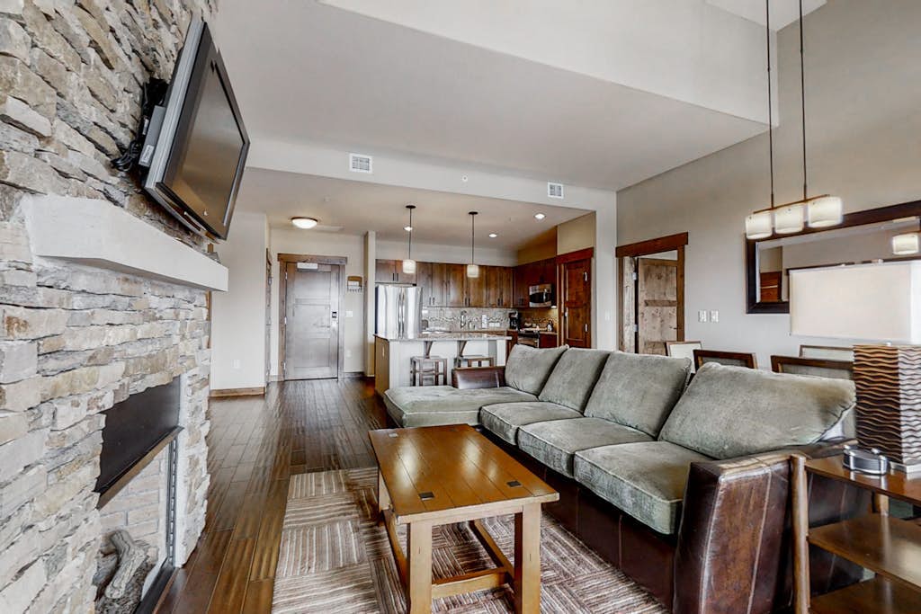 Gorgeous upscale condo next to Wildhorse gondola w/shared hot tubs, pool, & gym