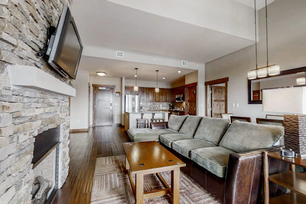 Gorgeous upscale condo next to Wildhorse gondola w/shared hot tubs, pool, & gym