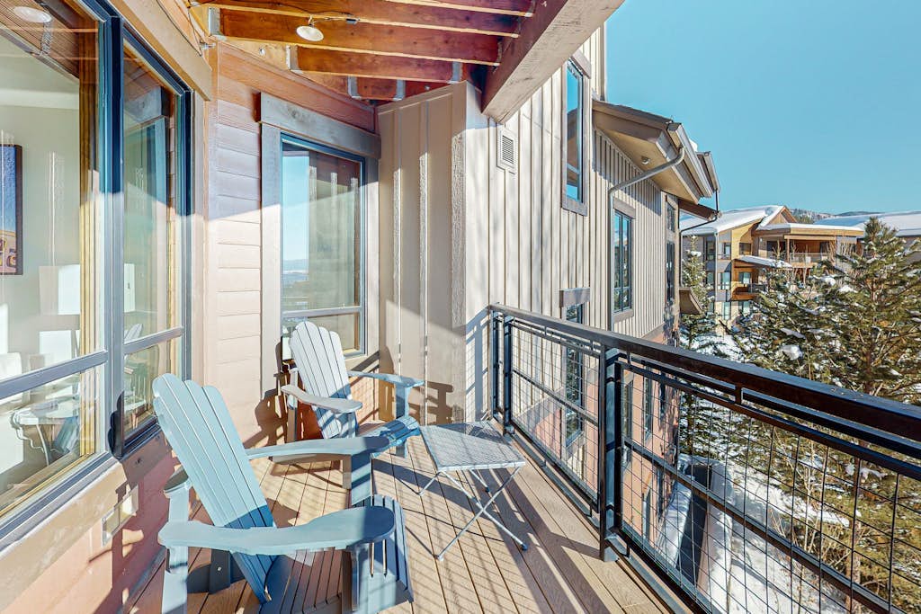 Deluxe condo next to Wildhorse gondola w/shared outdoor pool, hot tubs, gym