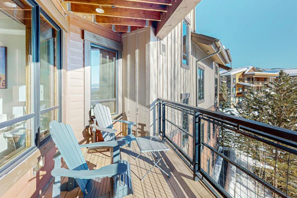 Deluxe condo next to Wildhorse gondola w/shared outdoor pool, hot tubs, gym