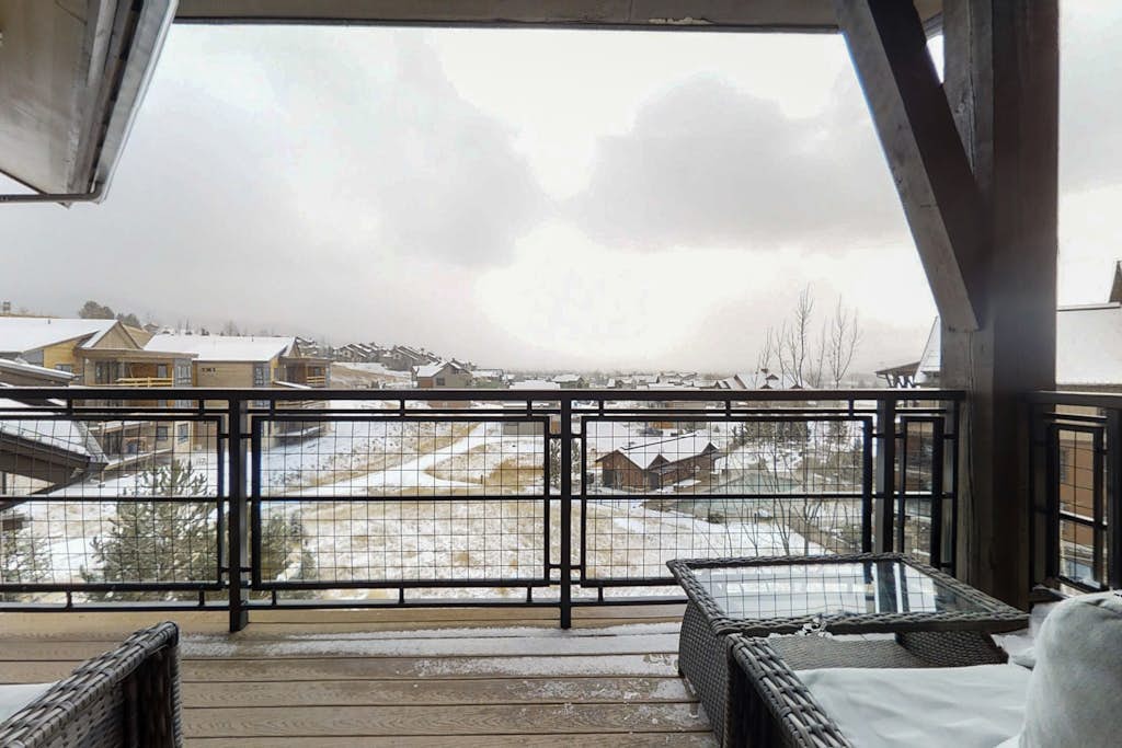 Beautiful plush condo next to Wildhorse gondola w/shared hot tubs, pool, & more