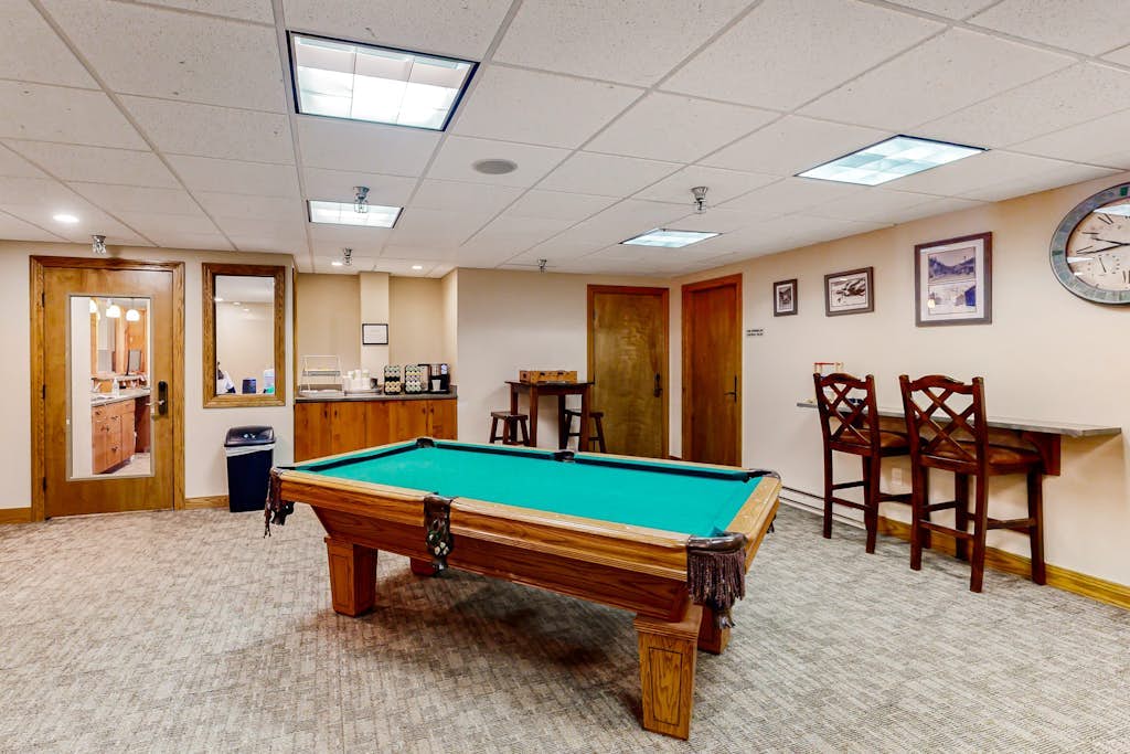 Elegant mountain condo with washer/dryer, fireplace, outdoor pool & hot tub