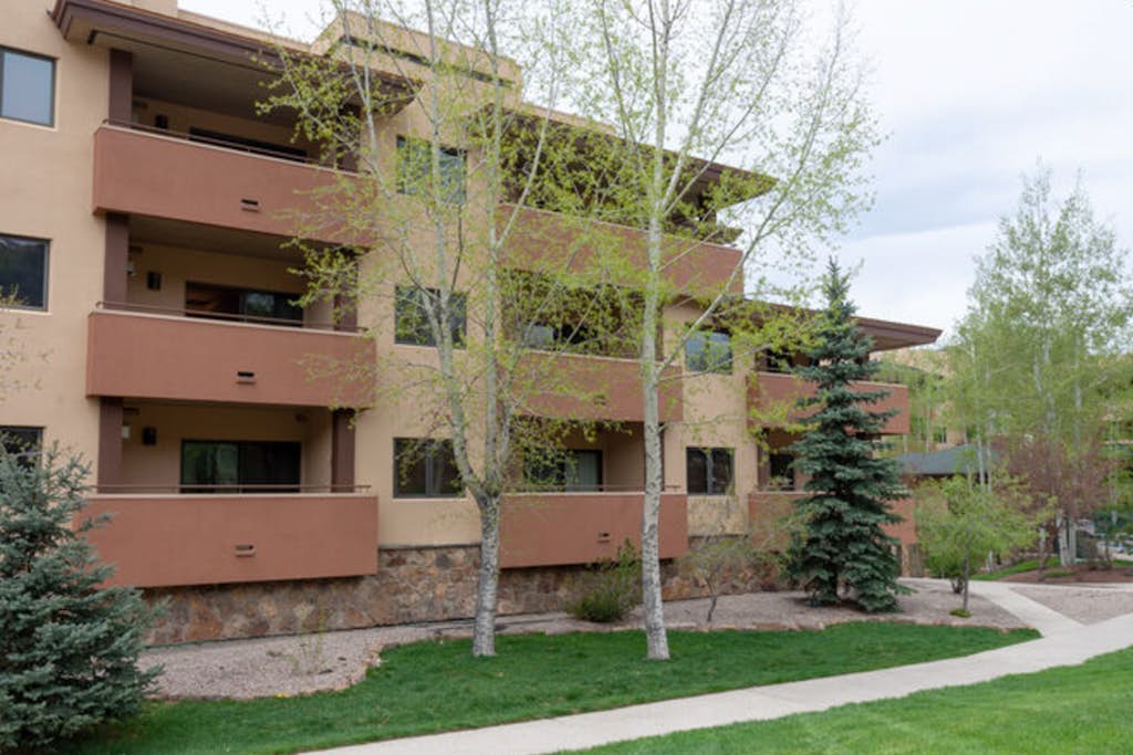 Ideal ski-cation condo with a pool, hot tub, and gym - 450 yards to the gondola