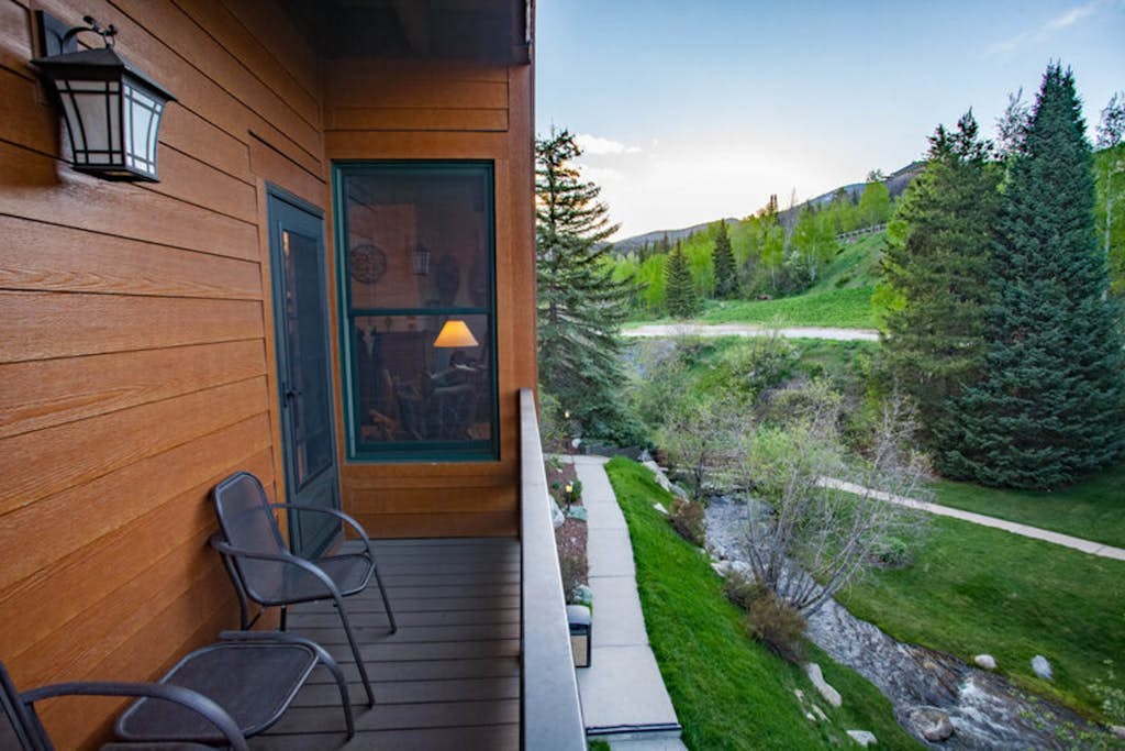 Creekside condo w/ beautiful views plus a shared sundeck w/ a firepit & hot tubs