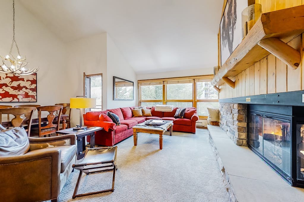 Perfect ski condo w/ shared hot tubs & firepit - walk to the base area & trails