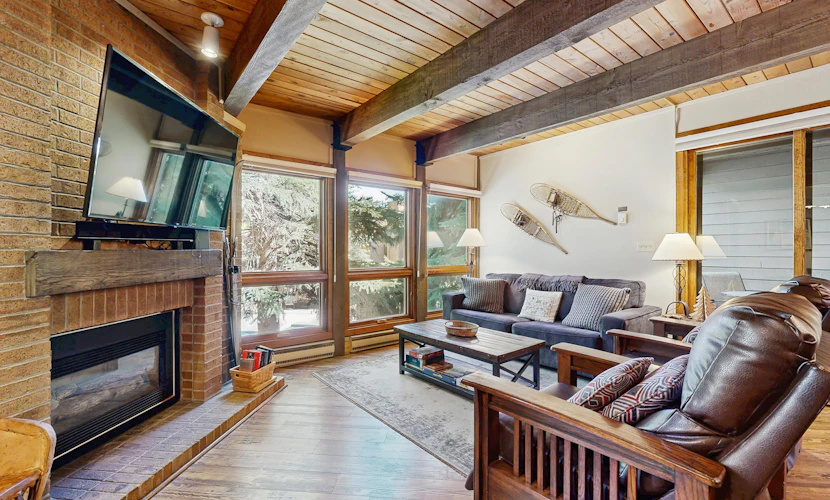 Clean Steamboat suite with washer/dryer, pool & hot tubs - near ski base
