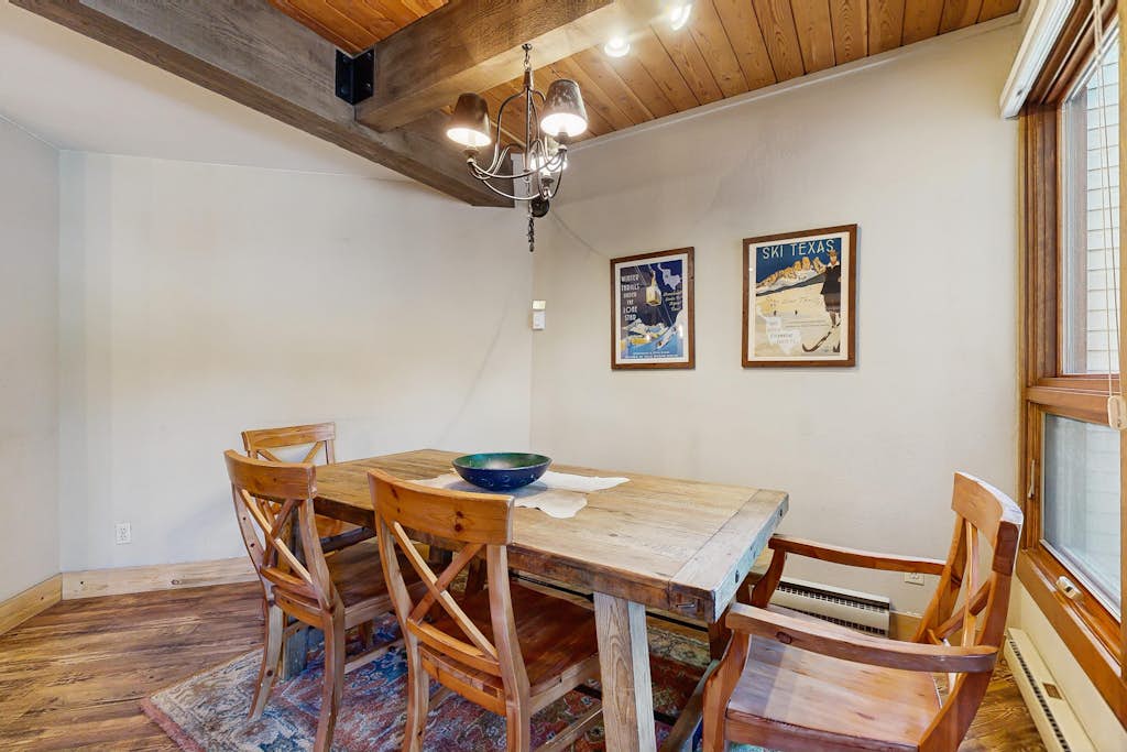 Clean Steamboat suite with washer/dryer, pool & hot tubs - near ski base