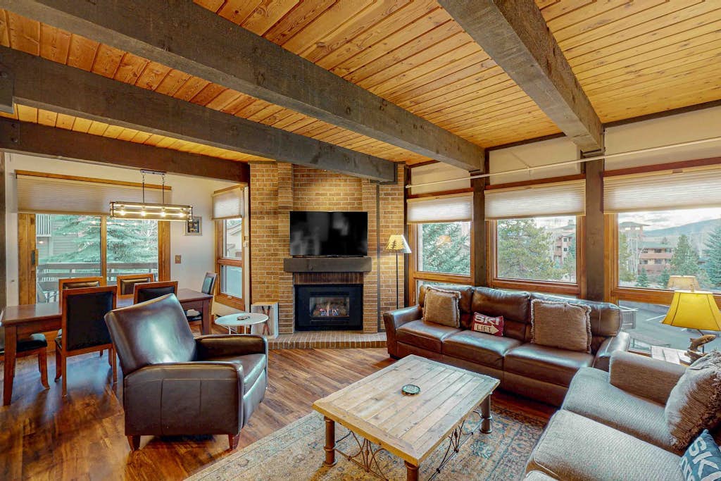 Lovely mountain condo near ski lifts with hot tubs & pool
