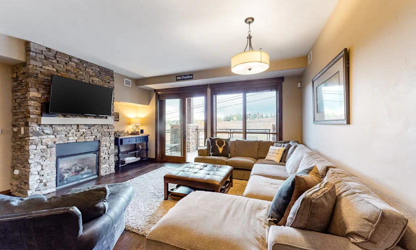 Mtn-view condo with gondola, fireplace, hot tubs, pool, game room, gym, balcony