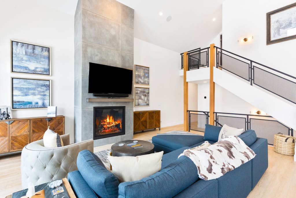 Upscale Modern Mountain Townhome with hot tub, fireplace, private balcony & W/D
