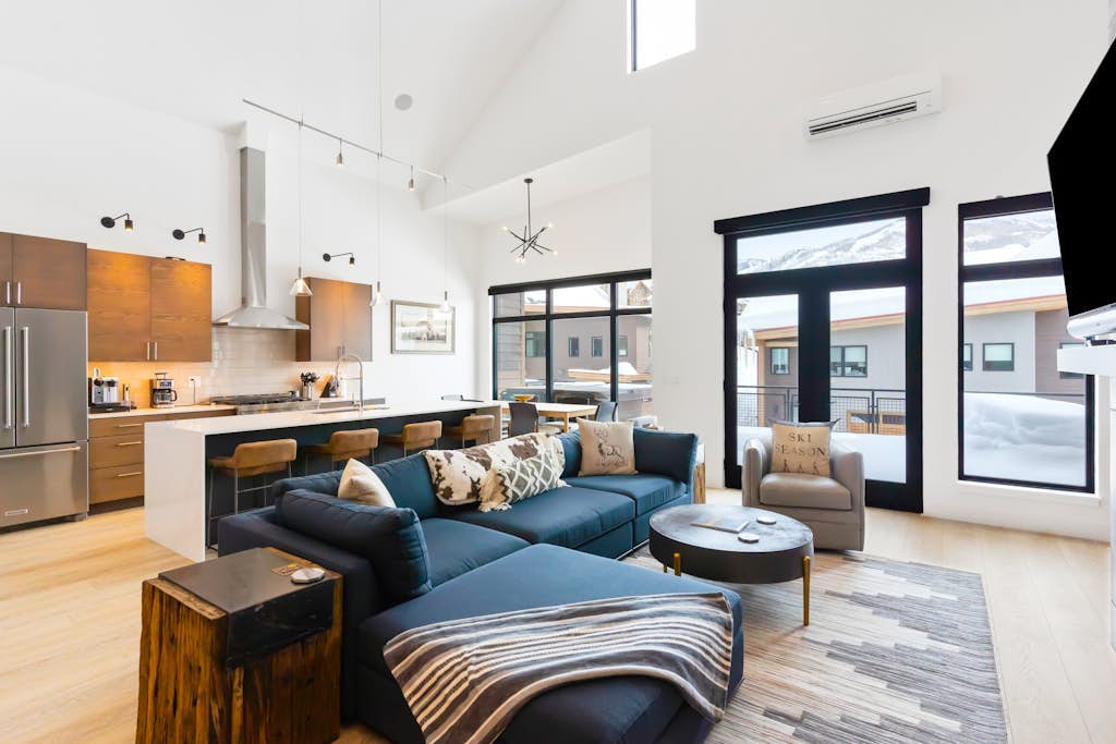 Upscale Modern Mountain Townhome with hot tub, fireplace, private balcony & W/D