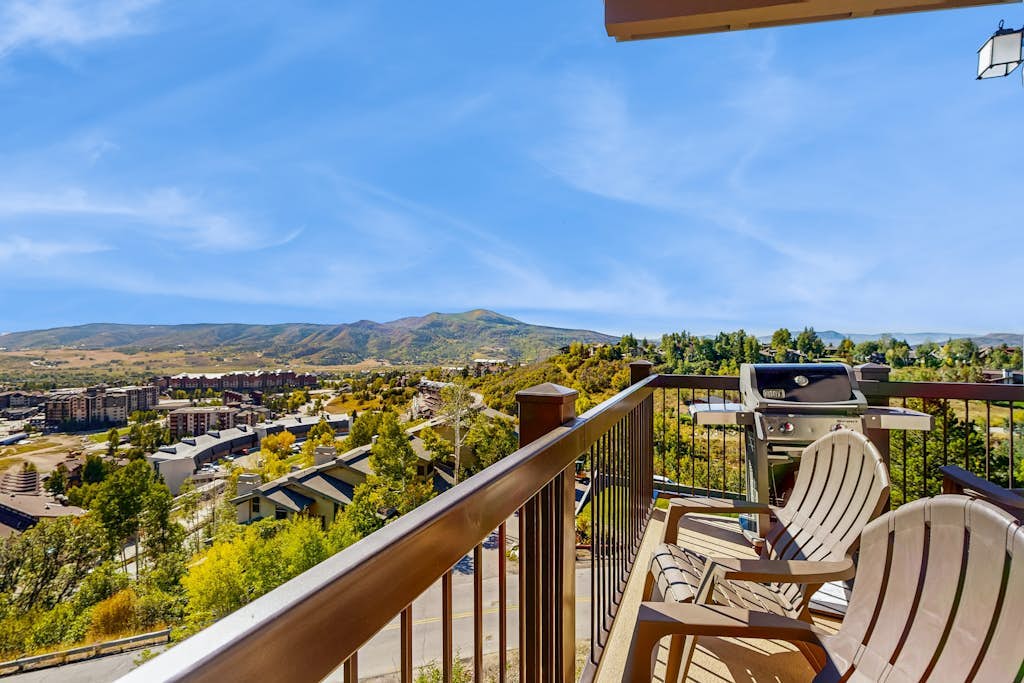 Amazing Ski-In/Out Condo w/Balcony, Free WiFi, Fireplace, Shared Hot Tub, Pool