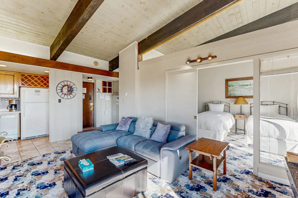 Amazing Ski-In/Out Condo w/Balcony, Free WiFi, Fireplace, Shared Hot Tub, Pool