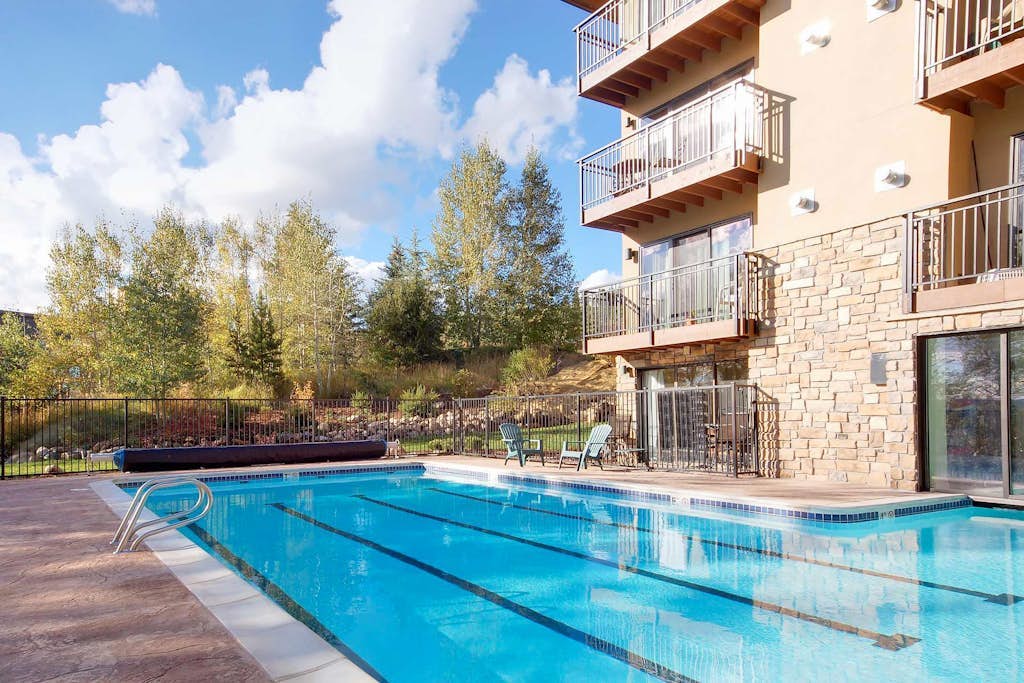 Enchanting mountainside studio with pool, hot tub, sauna, fireplace & balcony