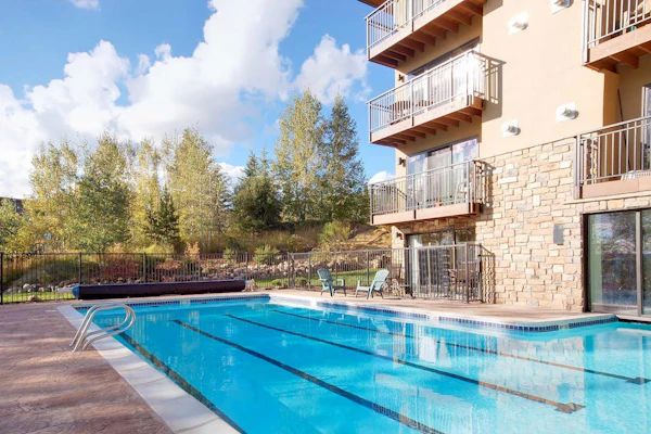 Enchanting mountainside studio with pool, hot tub, sauna, fireplace & balcony