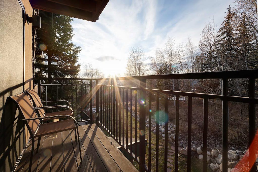 Enchanting mountainside studio with pool, hot tub, sauna, fireplace & balcony
