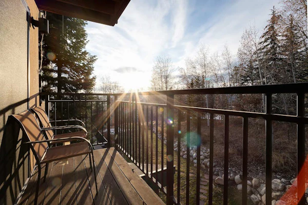 Enchanting mountainside studio with pool, hot tub, sauna, fireplace & balcony