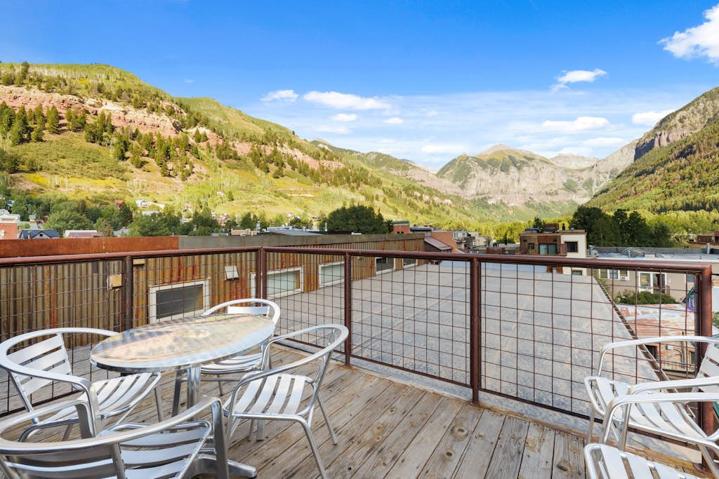 Downtown condo with rooftop deck, mountain views & W/D - walk everywhere