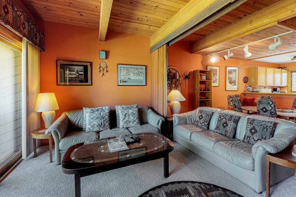 2 BR Condo with hot tub - walk to gondola, Main Street & trails