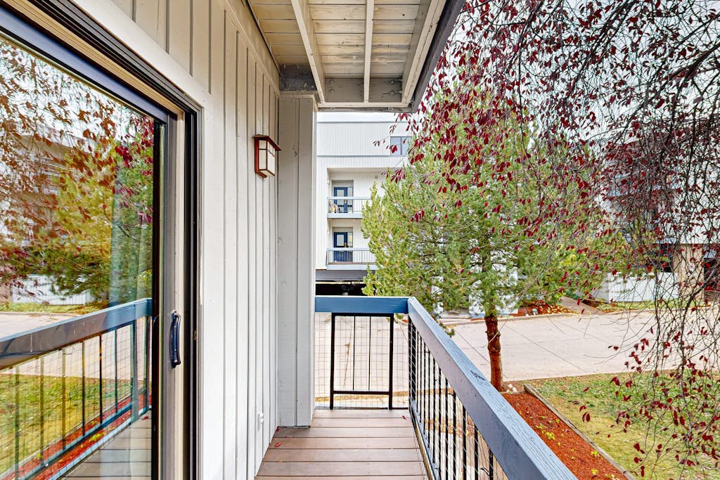 Conveniently located condo with W/D, full kitchen, & shared pool / hot tub