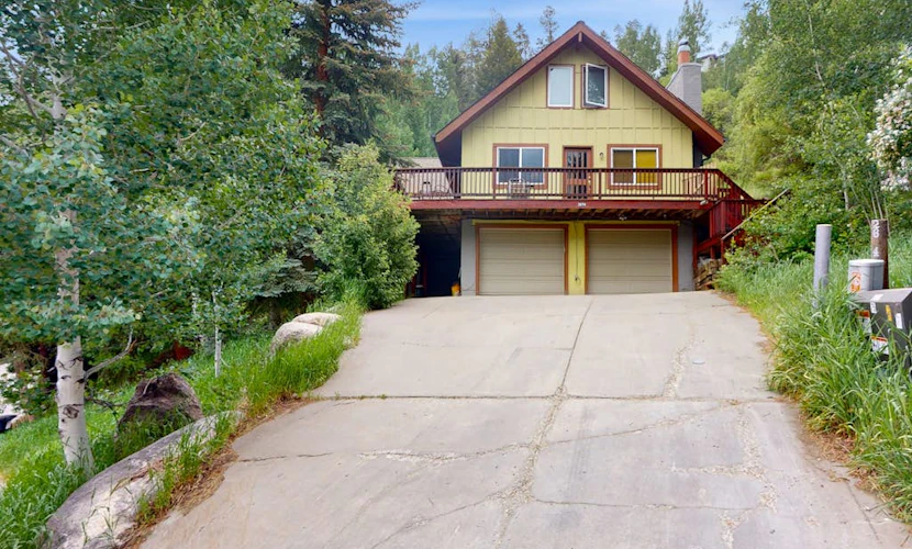 Spacious West Vail condo near shuttle w/ shared hot tub, washer/dryer