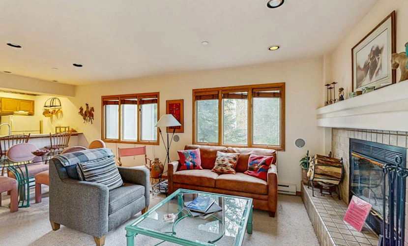 Ski-in/ski-out condo 2 blocks to the village w/hot tub, balcony, creek view