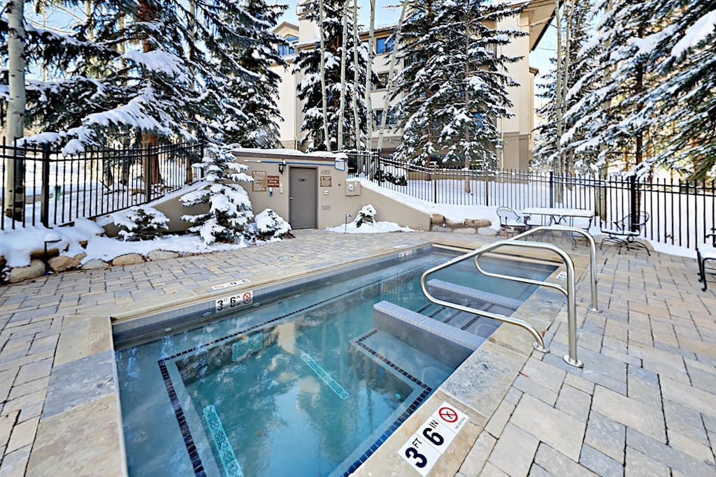 Ski-in/ski-out condo 2 blocks to the village w/hot tub, balcony, creek view