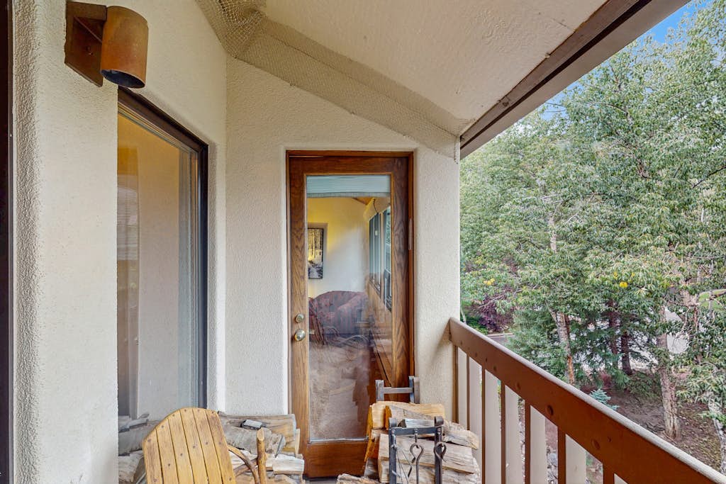 Ski-in/ski-out condo 2 blocks to the village w/hot tub, balcony, creek view