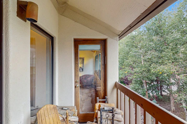 Ski-in/ski-out condo 2 blocks to the village w/hot tub, balcony, creek view