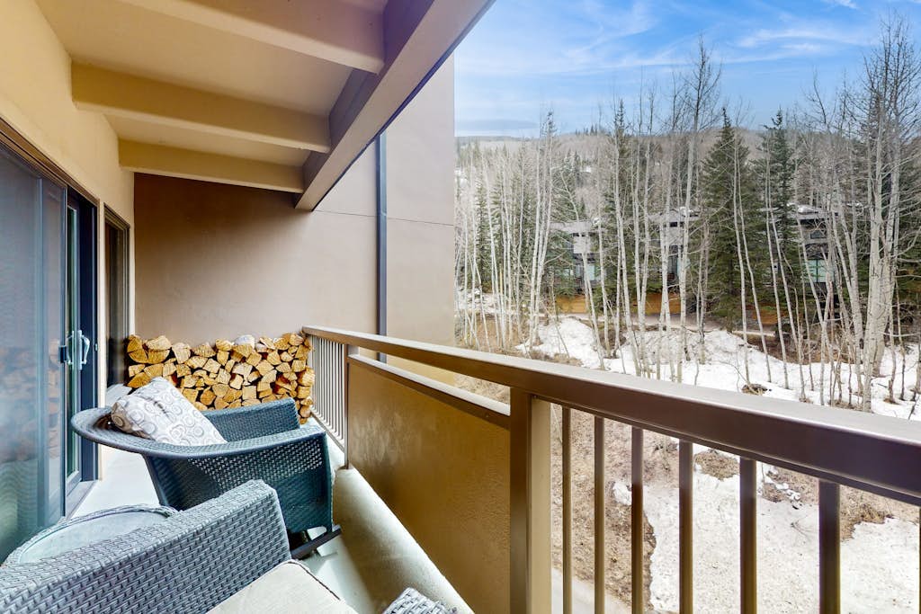 Ideally located condo with pool & hot tub, next to Vail Golf Club/Nordic Center