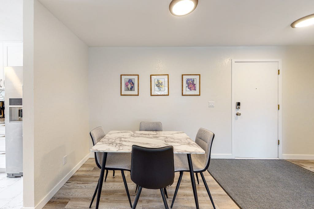 Remodeled mountain view condo with free WiFi and easy access to slopes