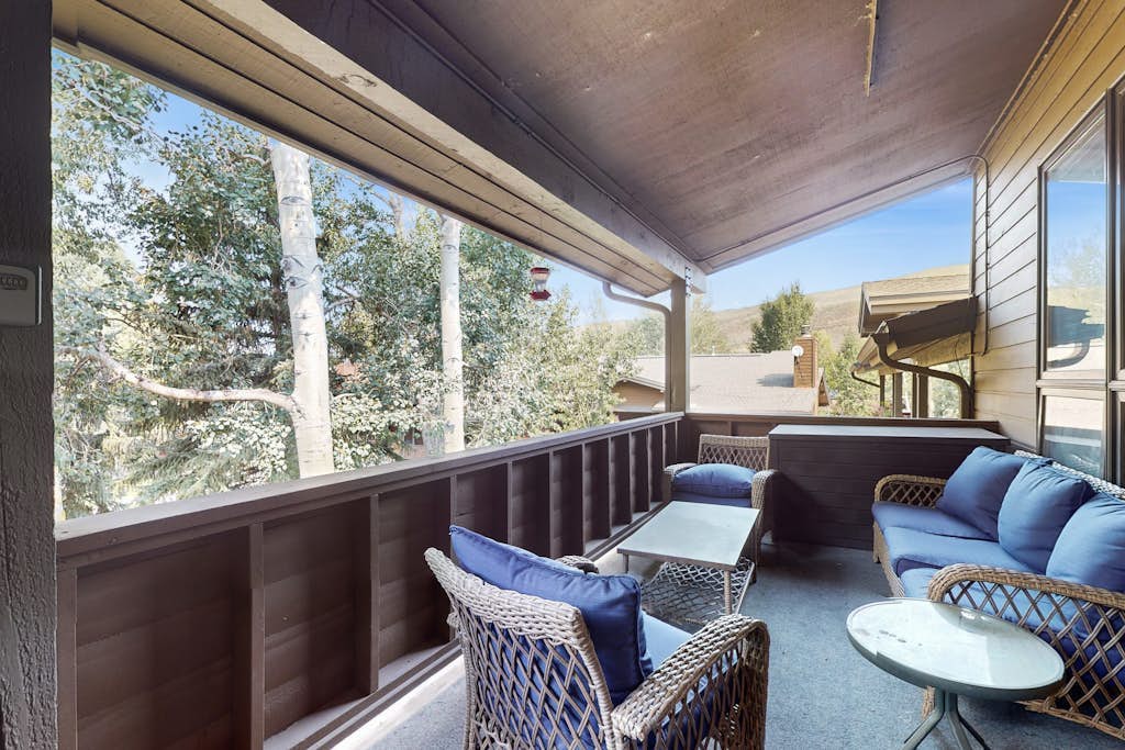 Ski escape near the slopes with a wood fireplace, full kitchen, & mountain view