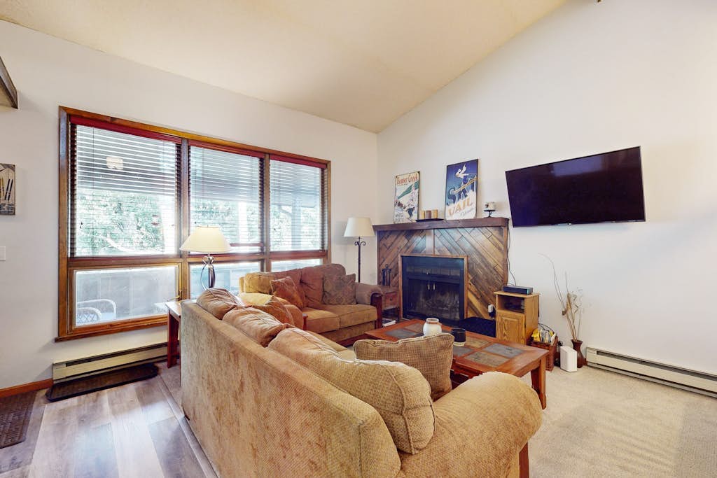 Ski escape near the slopes with a wood fireplace, full kitchen, & mountain view