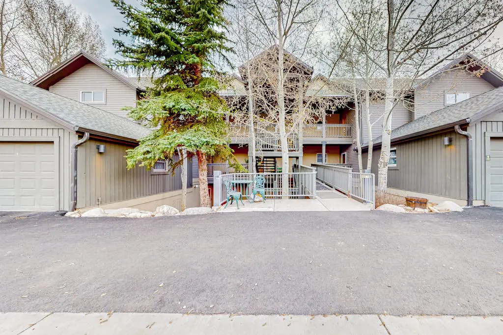 Evergreen Retreat, Unit 101