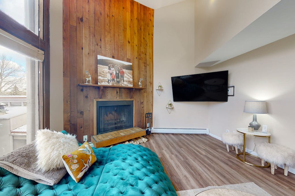 Mountain-view condo with washer/dryer, fireplace, patio & golf nearby