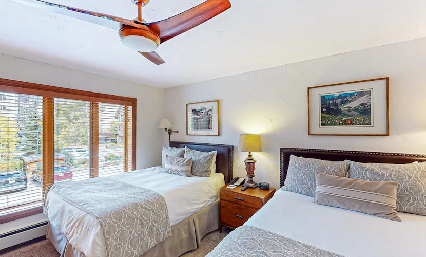 Hotel-style, ski-in/out condo w/ shared outdoor pool/hot tub/laundry, fast WiFi