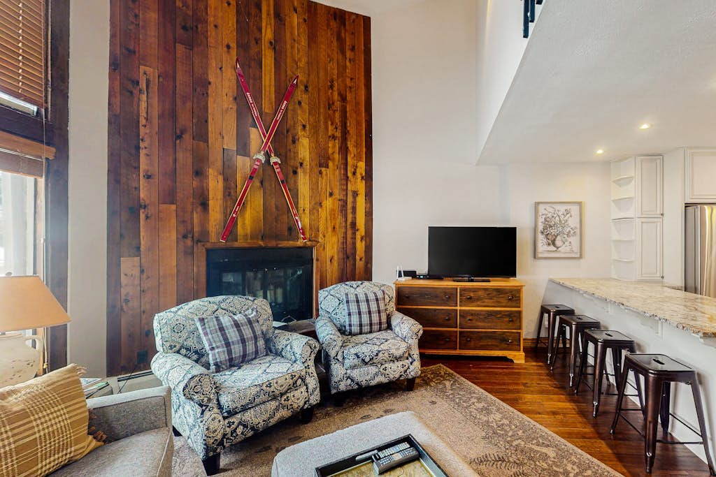 Upgraded condo w/ large windows, golf on-site, shared tennis, & basketball
