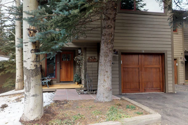 Multi-level Vail home w/deck overlooking pond, equipped w/grill - bus to slopes
