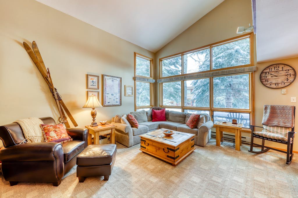 Multi-level Vail home w/deck overlooking pond, equipped w/grill - bus to slopes