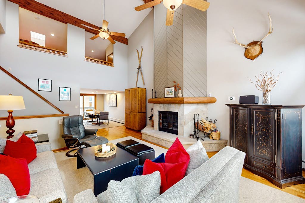 Newly Remodeled retreat with private hot tub, large deck, & fast WiFi